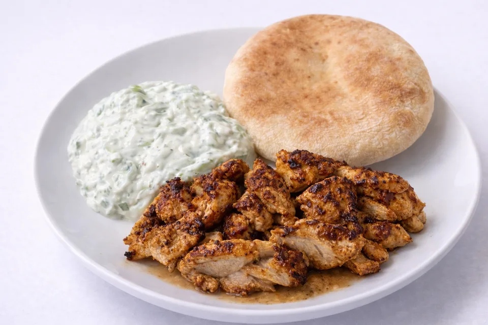 Kuřecí gyros s pita chlebem a tzaziki